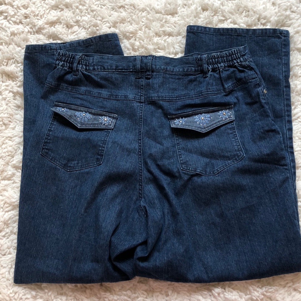 Mom jeans with flower pockets on the back